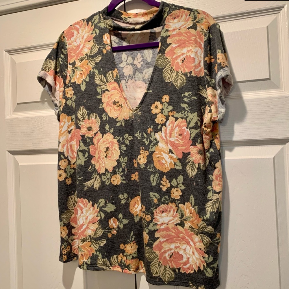 Mind Code Floral Cutout V-Neck Shortsleeve Shirt